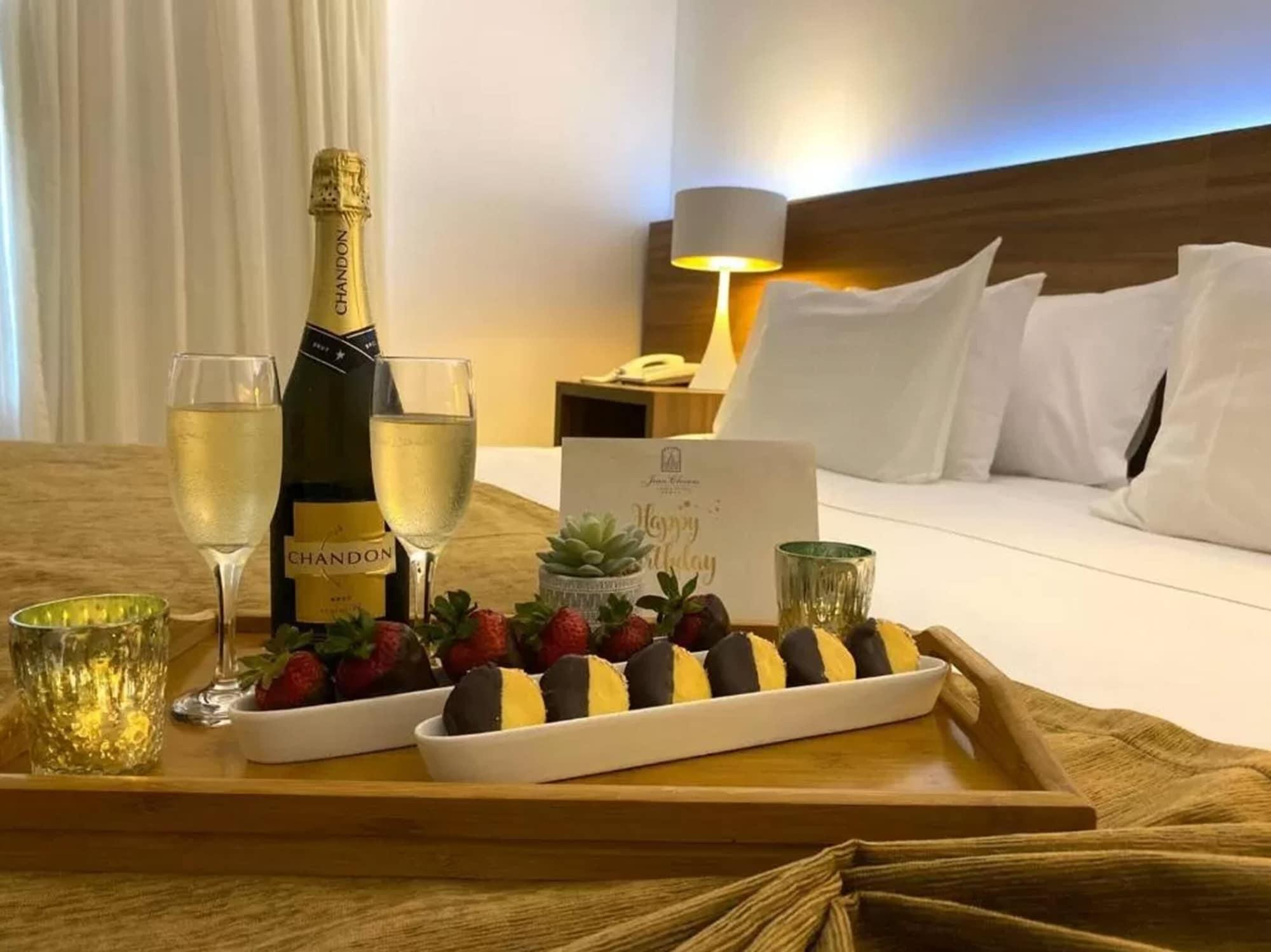 Parque Hotel Jean Clevers Punta del Este Buitenkant foto A room service tray