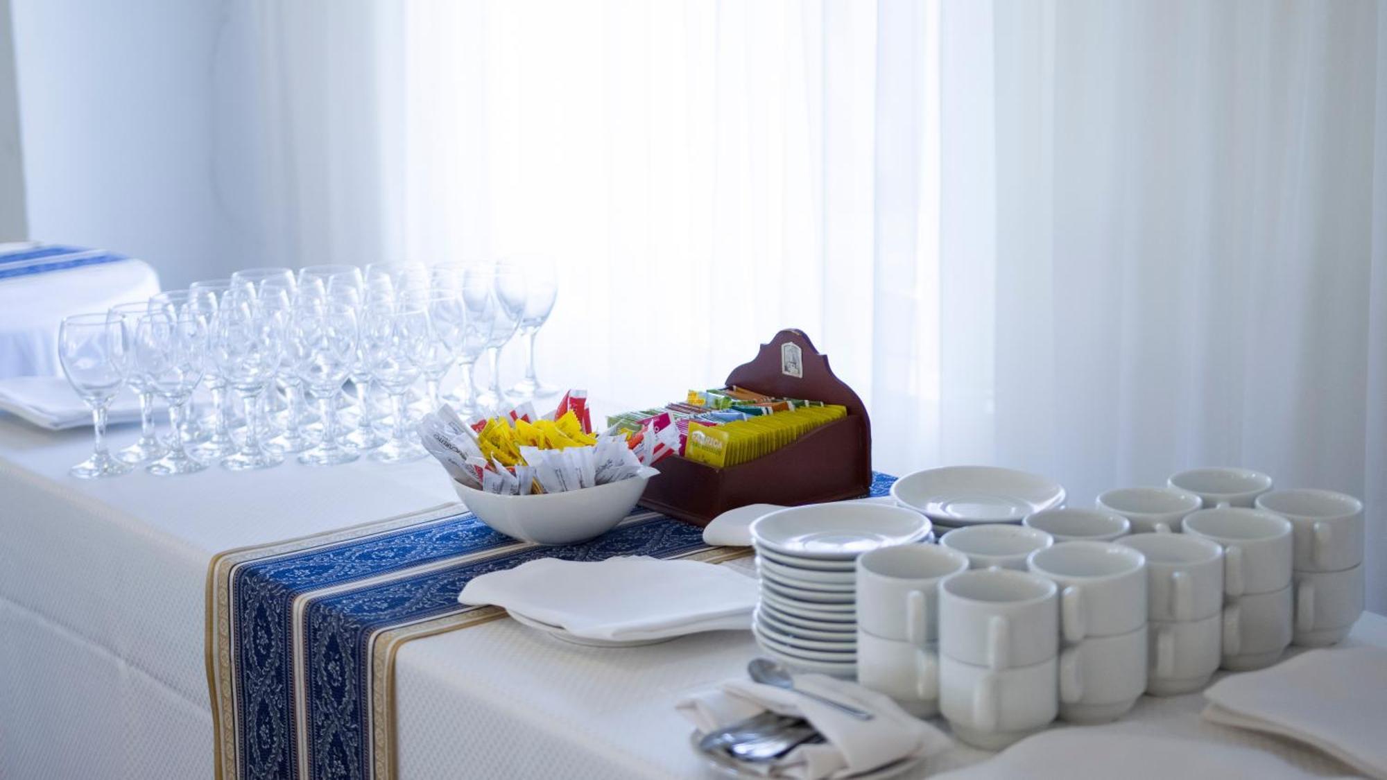 Parque Hotel Jean Clevers Punta del Este Buitenkant foto A table set for a buffet