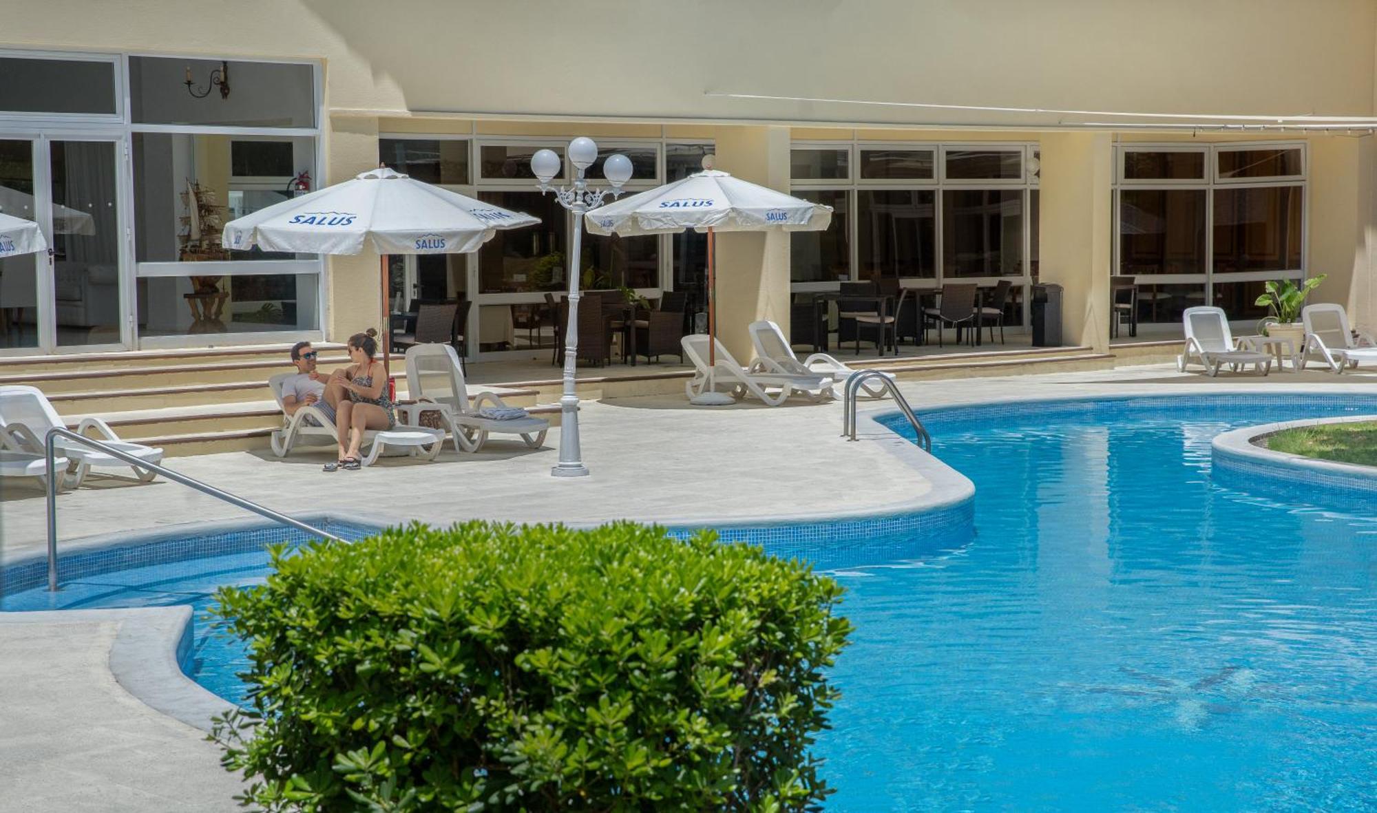 Parque Hotel Jean Clevers Punta del Este Buitenkant foto The pool at the hotel