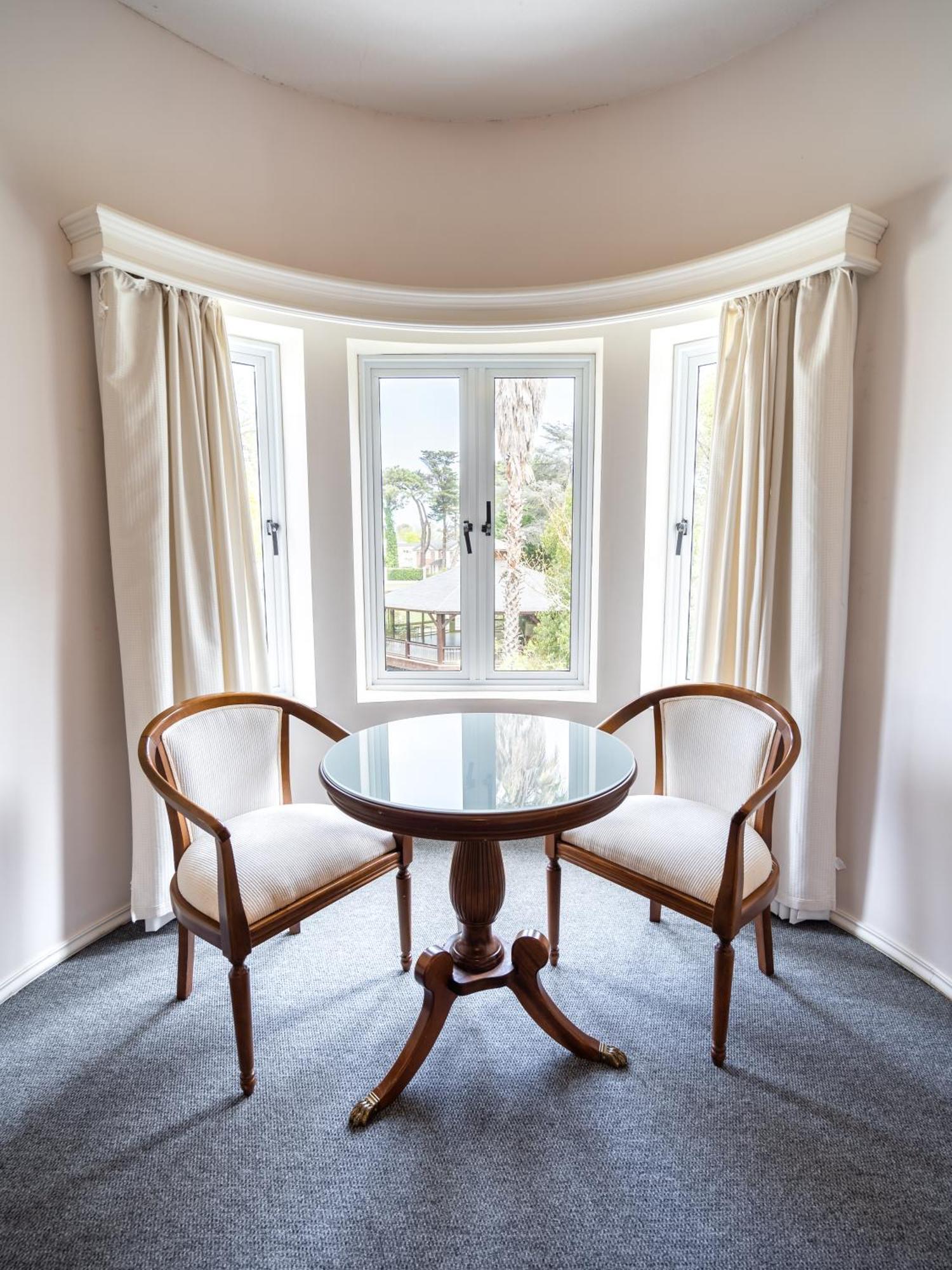 Parque Hotel Jean Clevers Punta del Este Buitenkant foto A window seat with a table and two chairs